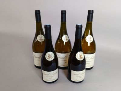 quatre bouteilles de vin sont alignées sur une table