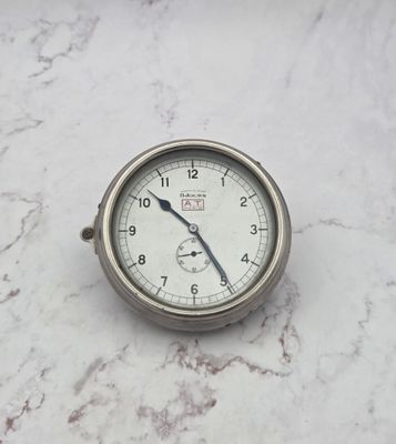 une horloge posée sur une table en marbre