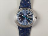 une montre avec un bracelet bleu