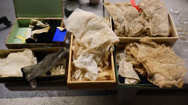Lot de 5 boîtes de dentelles, crochets, gants et divers
