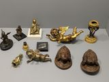 de nombreux types de figurines exposées sur une table