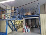 un escalier bleu menant au sommet d'un immeuble