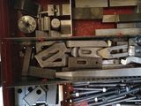 une boîte rouge remplie d'outils divers et variés