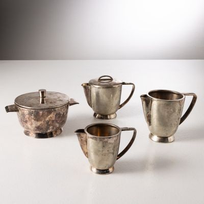 quatre pièces de service à thé et à café en argent sur fond blanc