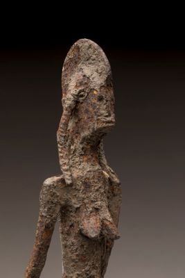 une statue représentant une femme aux longs cheveux, debout sur un socle
