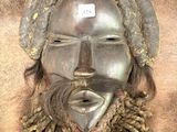 une image représentant un masque orné d'une barbe et d'un chapeau