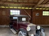 une vieille voiture garée dans un garage