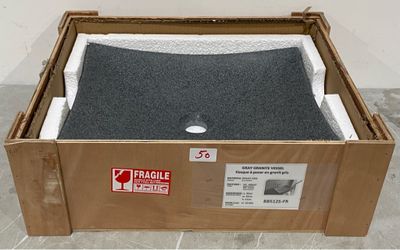 une boîte en carton contenant un morceau de tissu