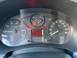 un gros plan sur le tableau de bord d'une voiture sur lequel se trouve une horloge