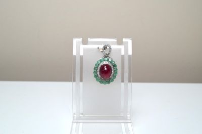 Un pendentif en argent serti au centre d'un rubis cabochon o…