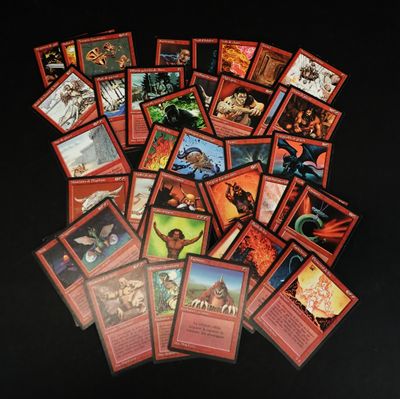 un lot de cartes posées sur une table