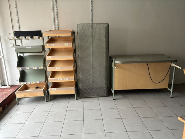 Présentoir roulant en bois aggloméré et métal, présentoir fixe en...