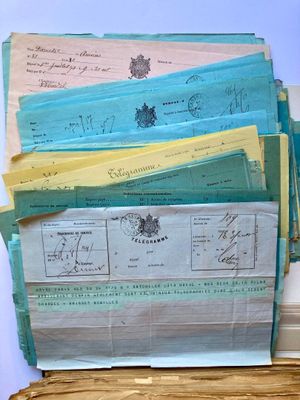 une pile de vieux papiers posée sur un livre ouvert