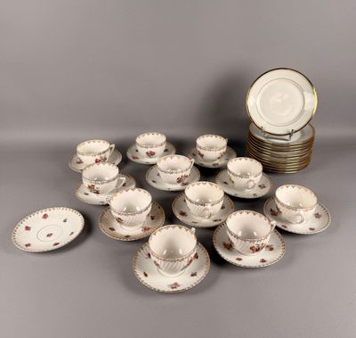 un assortiment d'assiettes, de tasses et de soucoupes en porcelaine