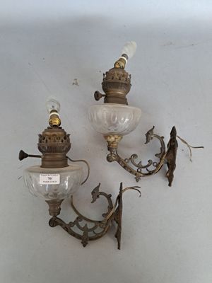 paire d'appliques murales anciennes en laiton avec des globes en verre