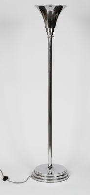 l'image d'une lampe posée sur une table