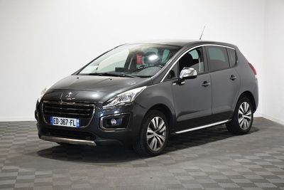 la voiture grise est garée sur le sol à carreaux d'une pièce