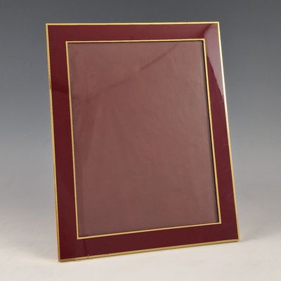 un cadre photo rouge avec une bordure dorée sur fond blanc