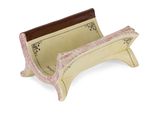 un banc en bois orné d'un motif rose et blanc
