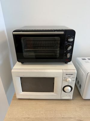 deux micro-ondes posés l'un sur l'autre sur une table