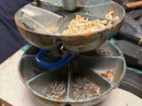 Plusieurs bols sont empilés les uns sur les autres sur une table