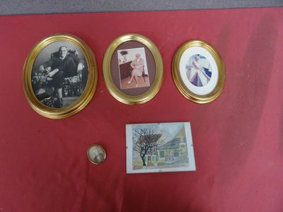 trois photos encadrées représentant une femme et un homme, posées sur une table rouge
