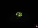 gros plan d'un diamant vert sur une surface noire