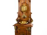une horloge de parquet en bois exposée sur un fond blanc