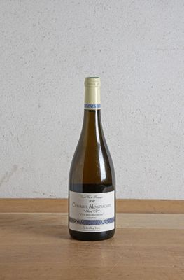 une bouteille de vin posée sur une table