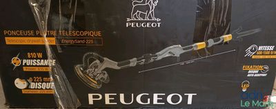 une boîte avec une paire de ciseaux et une paire de ciseaux à l'intérieur