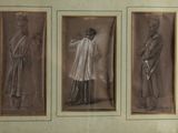 trois photos encadrées représentant des hommes en robe et chapeau, dont l'un tient une canne