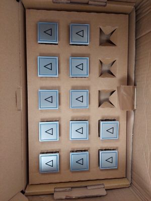 une boîte en carton contenant tout un tas de boutons