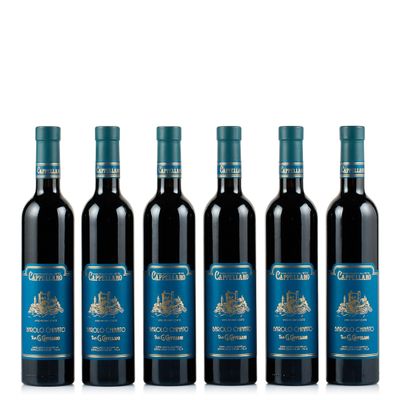 quatre bouteilles de vin rouge sont alignées sur un fond blanc