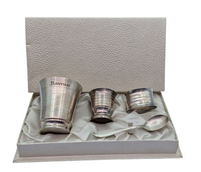 quatre tasses en acier inoxydable présentées dans un coffret cadeau sur fond blanc
