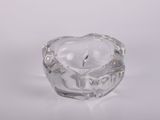 bougeoir en verre transparent contenant une petite bougie