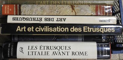 plusieurs livres sont empilés sur une table