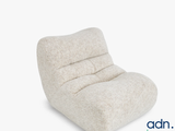 une chaise posée sur une surface blanche