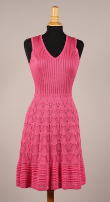 robe rose en maille sur un mannequin, un mannequin, un mannequin, un mannequin, un mannequin, un mannequin, un mannequin, un mannequin, un mannequin