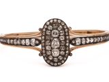 une bague en diamant de forme ovale, avec deux rangées de diamants sur l'anneau