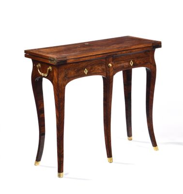 l'image d'une petite table avec un tiroir