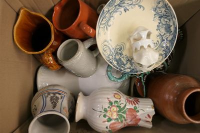 de nombreux vases et bols rangés dans un carton
