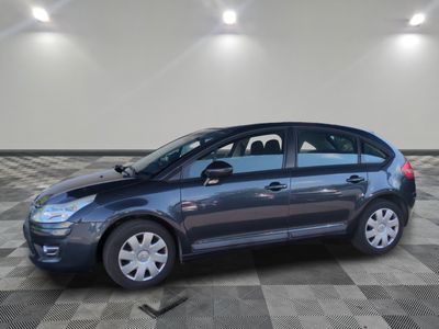 la photo d'une voiture garée dans un garage