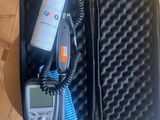 une mallette noire contenant une radio et un téléphone portable