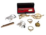 une boîte noire contenant tout un tas de bijoux