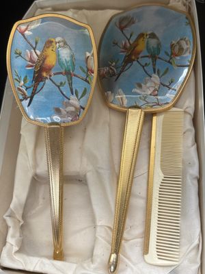Parure de toilette : miroir , peigne et brosse