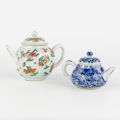 paire de théières en porcelaine bleue et blanche ornées de motifs floraux