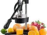 une photo d'un extracteur de jus avec des oranges, des grenades et un verre de jus