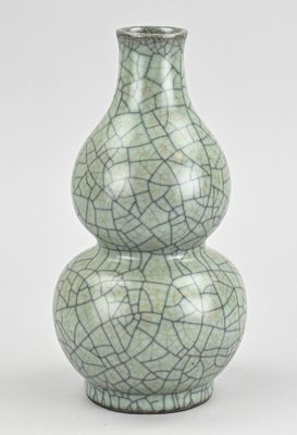 un vase vert orné d'un motif craquelé