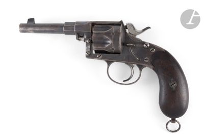 un vieux revolver avec un manche en bois sur fond blanc