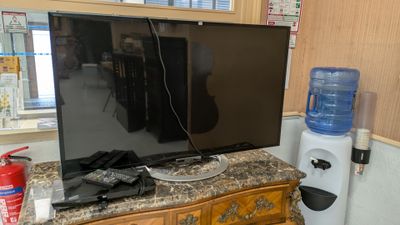 une télévision à écran plat posée sur une commode